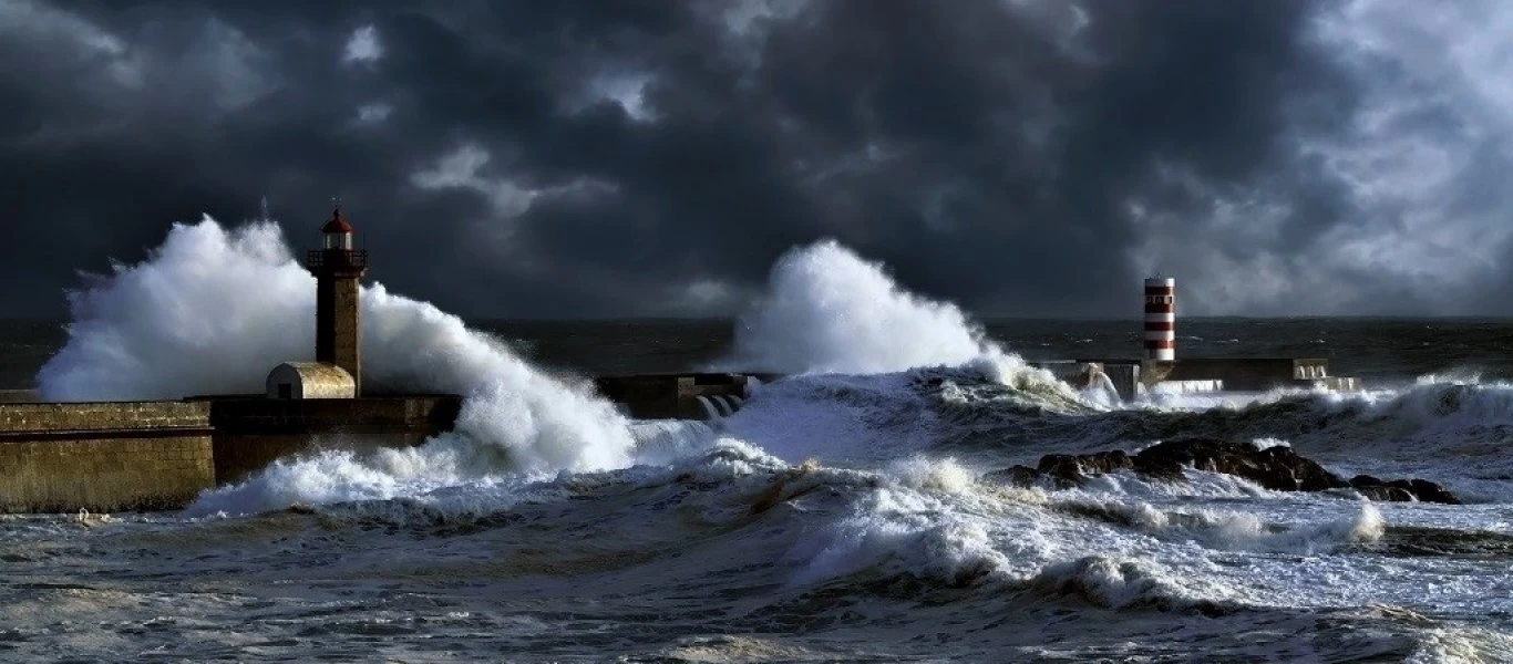 Θυελλώδεις άνεμοι έως 111 χιλιόμετρα την ώρα «σαρώνουν» τη χώρα